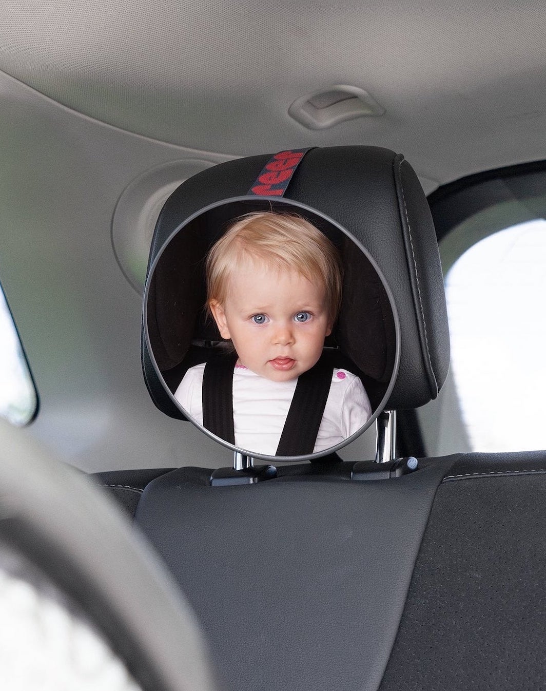 Sicherheitsspiegel mit Baby im Auto